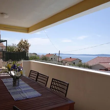 Apartmán Pool Side With Sea View And Spacious Sun Deck A5 *