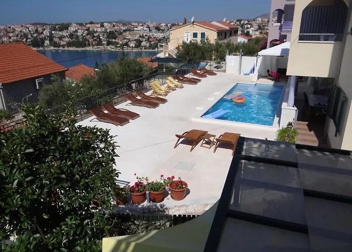 Pool Side With Sea View And Spacious Sun Deck A5 Трогир