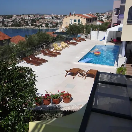 Pool Side With Sea View And Spacious Sun Deck A5 特罗吉尔